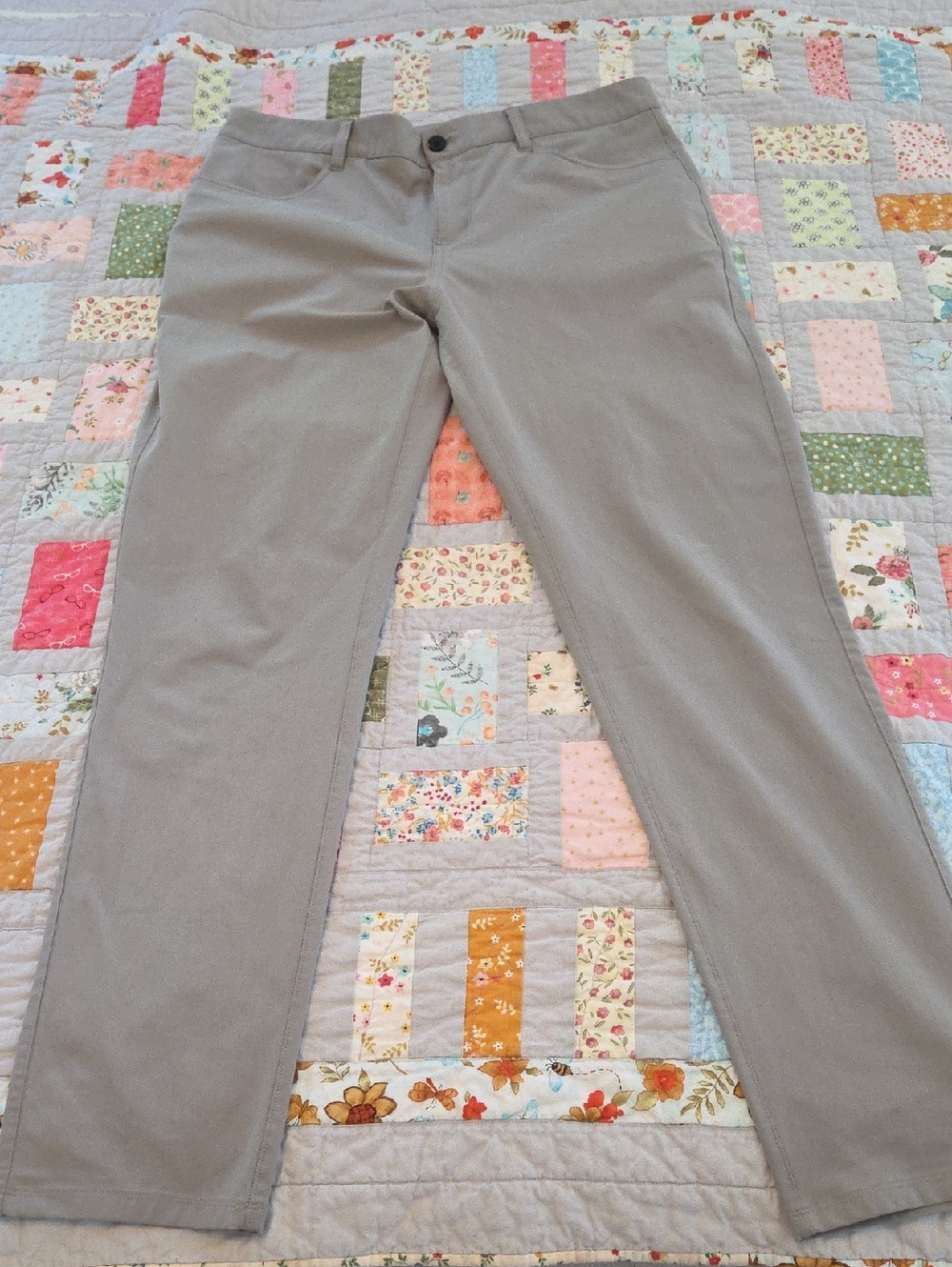 Vuori Men’s Chino Pants in Light Gray